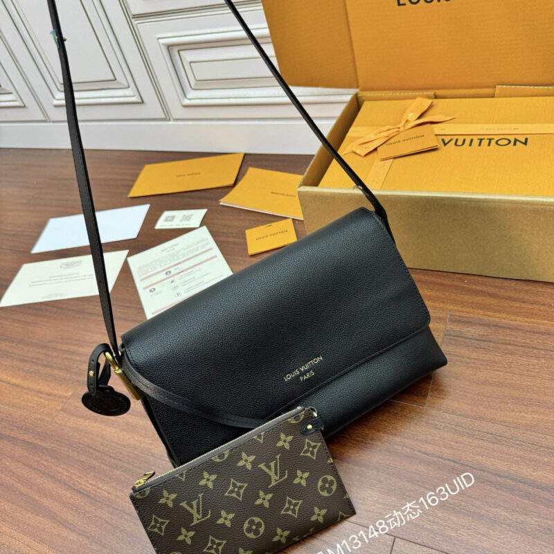 LV M13148 Low Key Messenger