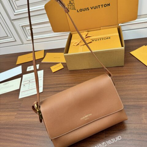 LV M13151 Low Key Messenger