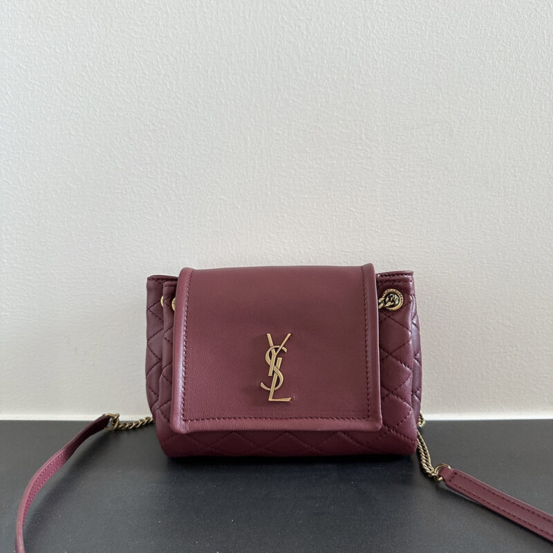 YSL 𝙈𝙊𝙉𝙊𝙂𝙍𝘼𝙈 𝙉𝙊𝙇𝙄𝙏𝘼羊皮革迷你手袋 672738酒红色