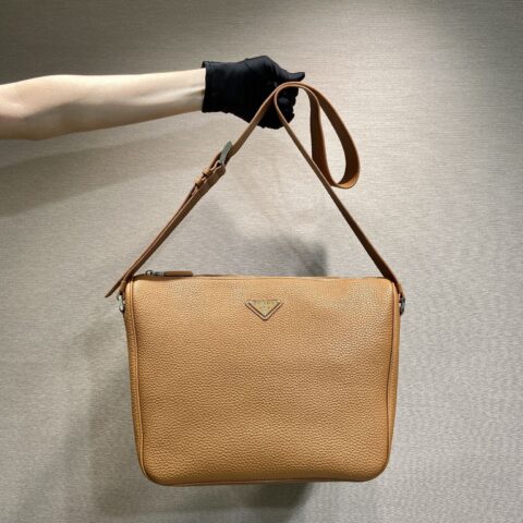 PRADA🎉新品邮差包🎉2VH182皮肩带🎉🎉焦糖色