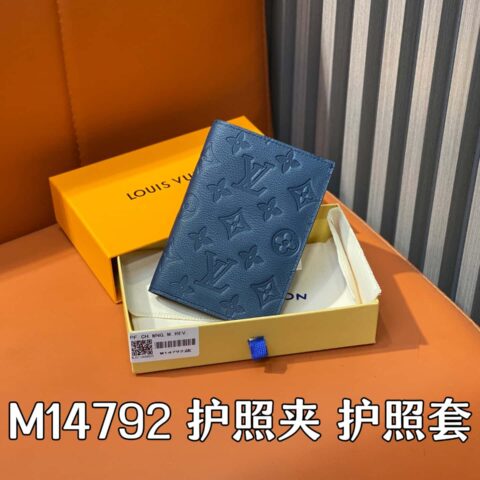 【原单精品】M14792深蓝色 全皮压花护照夹 护照夹护照套
