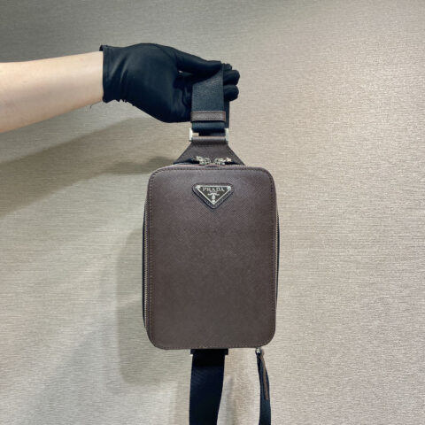 PRADA🎉新款胸包🎉2VZ106胸包新色🎉🎉咖色