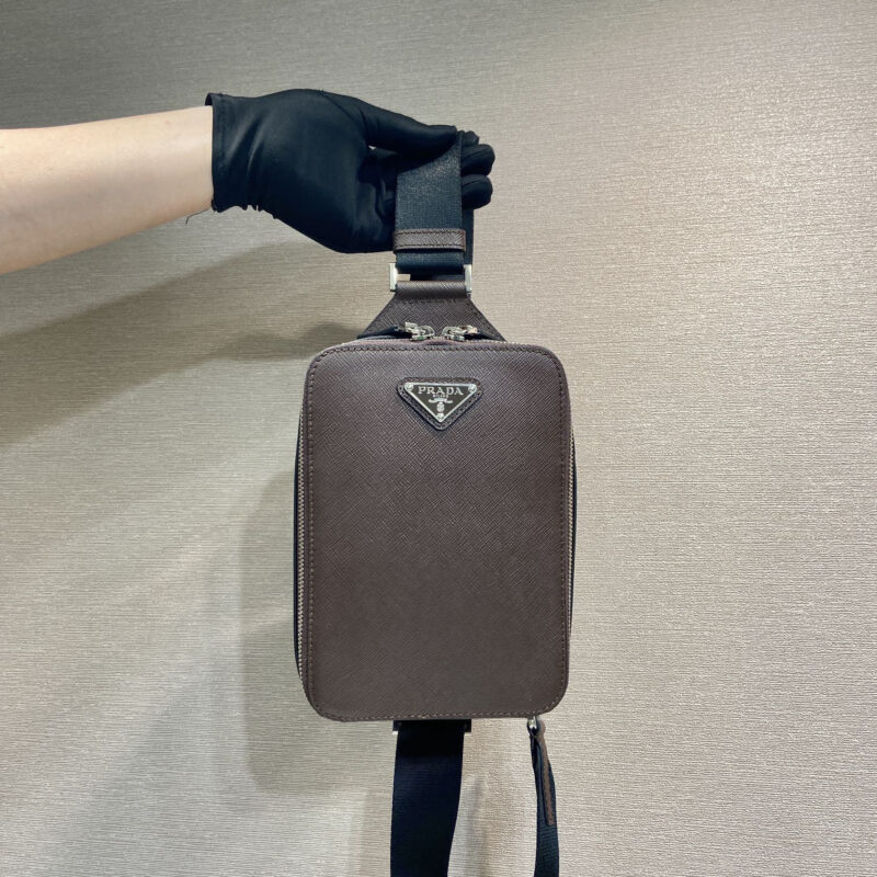 PRADA🎉新款胸包🎉2VZ106胸包新色🎉🎉咖色