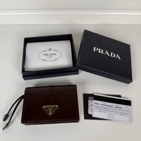 PRADA 按扣式开合短夹 1MV021酒红色/金扣