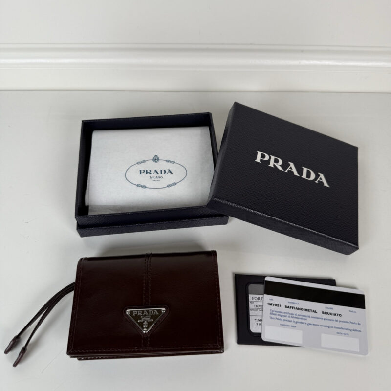 PRADA 按扣式开合短夹 1MV021酒红色/银扣