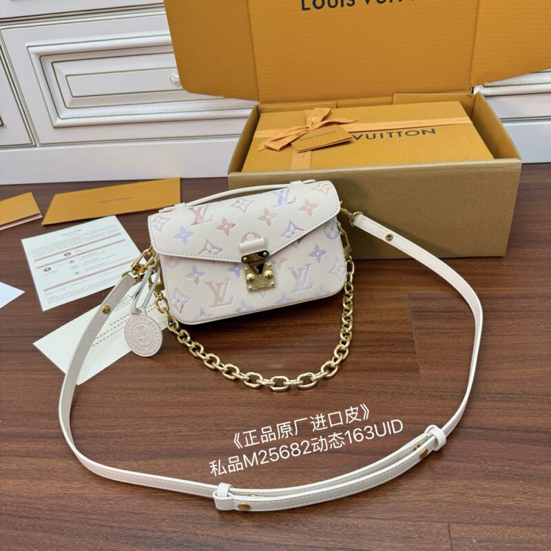 LV M25682 Pochette Métis East West