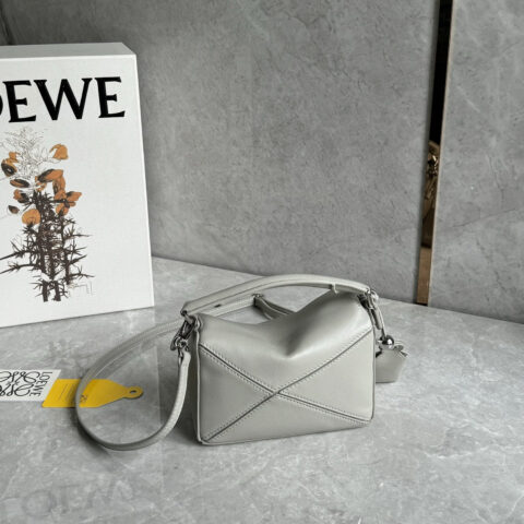 LOEWE 十周年纪念款全新𝓟𝓾𝔃𝔃𝓵𝓮 迷你^_^ 0338灰色