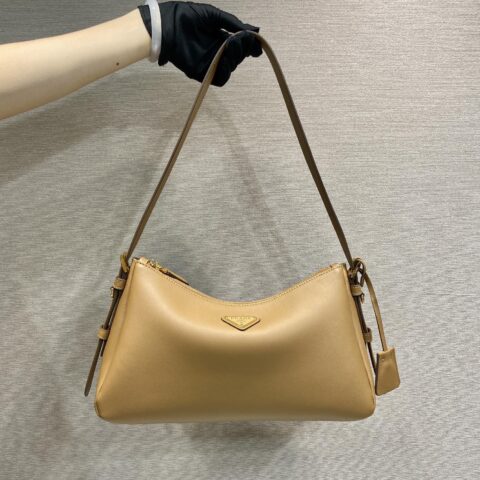 PRADA 新款Aimee腋下包 1BC229小号 焦糖色