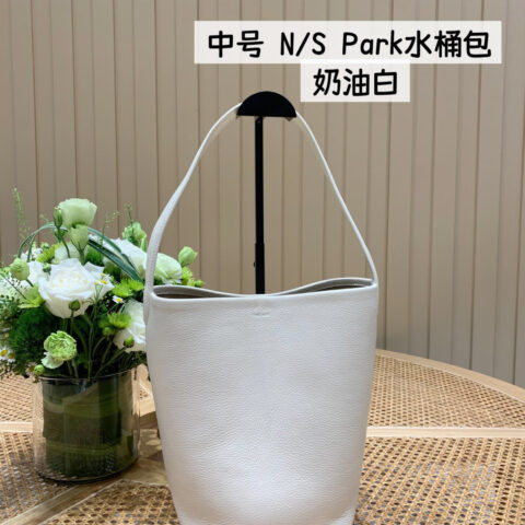 The Row 中号 N/S Park水桶包 TR1101奶油白