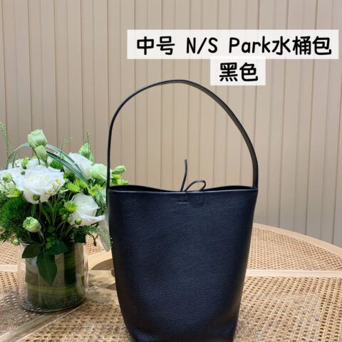 The Row 中号 N/S Park水桶包 TR1101黑色