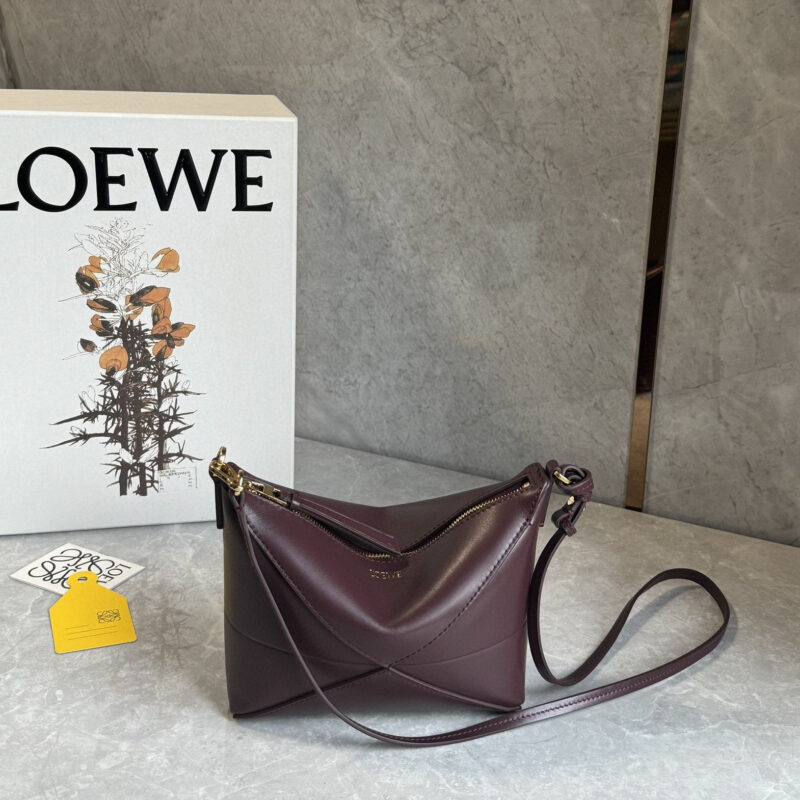 LOEWE 𝐩𝐮𝐳𝐳𝐥𝐞 𝐟𝐨𝐥𝐝 𝐩𝐨𝐮𝐜𝐡麻将包 0696勃艮第红