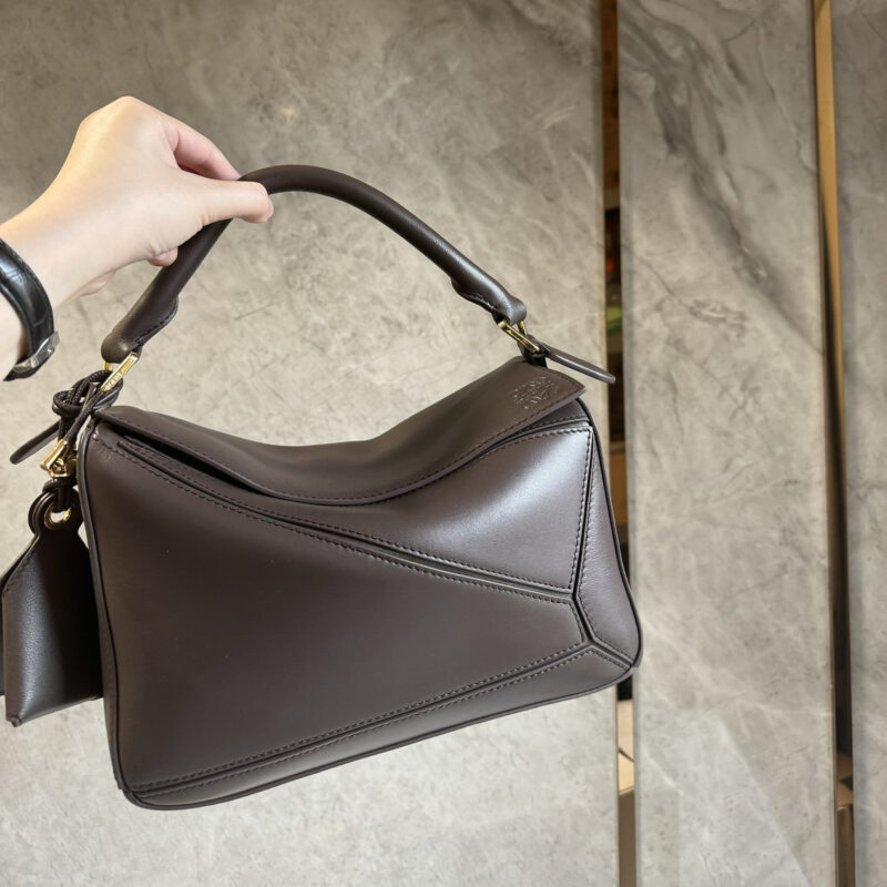 LOEWE 十周年纪念款全新𝓟𝓾𝔃𝔃𝓵𝓮 0189布朗尼棕