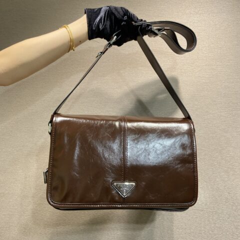 PRADA 新款油腊包2VD073邮差包 咖色