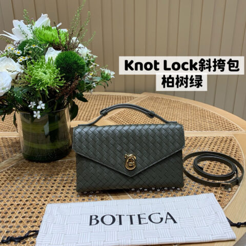 BV Knot Lock斜挎包 817191柏树绿