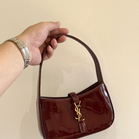 YSL 𝑳𝑬 5 𝐀̀ 7_𝗺𝗶𝗻𝗶腋下包 710318酒红漆皮