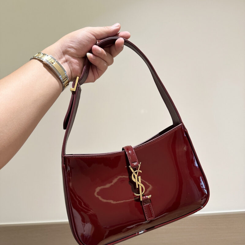 YSL 𝑳𝑬 5 𝐀̀ 7_小号腋下包 657228漆皮酒红