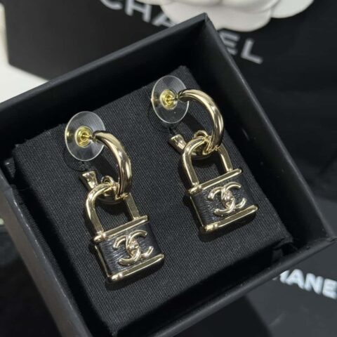 ❗️新品❗️  ☀️新款☑️ 香奈儿双chanel25A高级手工坊系列黑皮锁头耳钉耳环 ☀️