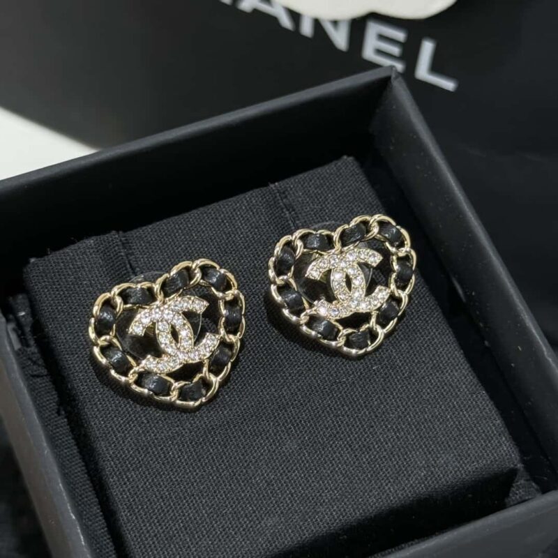 ❗️新品❗️  ☀️新款☑️ 香奈儿双chanel25B 新款黑皮穿皮镂空爱心耳钉耳环 ☀️