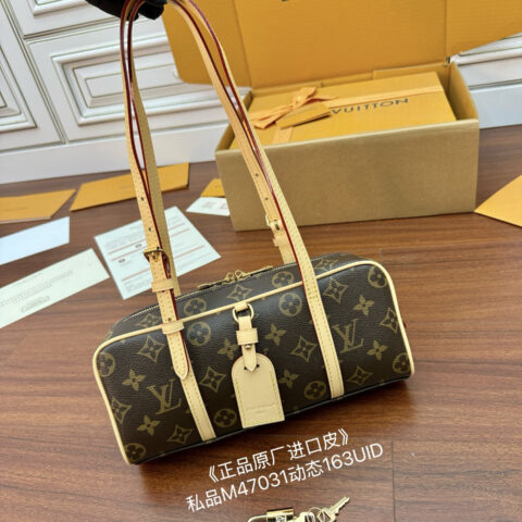 LV M47031 NEW Hang On