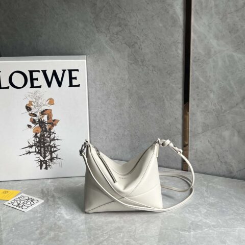 LOEWE 𝐩𝐮𝐳𝐳𝐥𝐞 𝐟𝐨𝐥𝐝 𝐩𝐨𝐮𝐜𝐡麻将包 0696海盐白