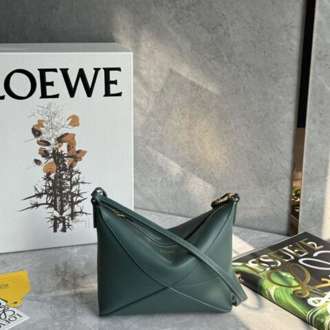 LOEWE 𝐩𝐮𝐳𝐳𝐥𝐞 𝐟𝐨𝐥𝐝 𝐩𝐨𝐮𝐜𝐡麻将包 0696草绿