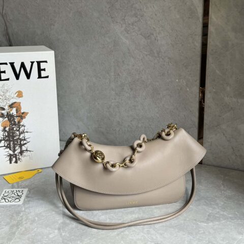 LOEWE 最新｜𝑙𝑜𝑒𝑤𝑒 𝑜𝑙𝑎 手袋“鹊定爱”七夕限定Ola手袋AP22P22X09