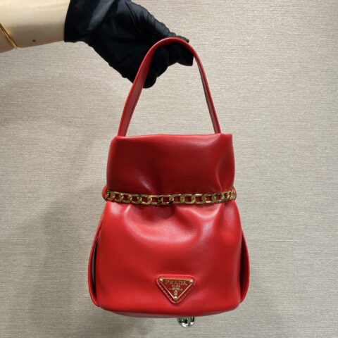PRADA 新品走秀款1BE088发财小水桶 红色