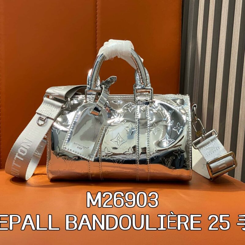 【原单精品】M26903银色 镜面漆皮枕头包 KEEPALL BANDOULIÈRE 25 手袋
