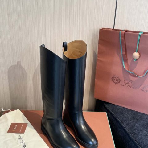 皮面 𝐋𝐨𝐫𝐨 𝐏𝐢𝐚𝐧𝐚||诺悠翩雅𝟐𝟎𝟐𝟓秋冬复古斜面长筒靴/骑士靴