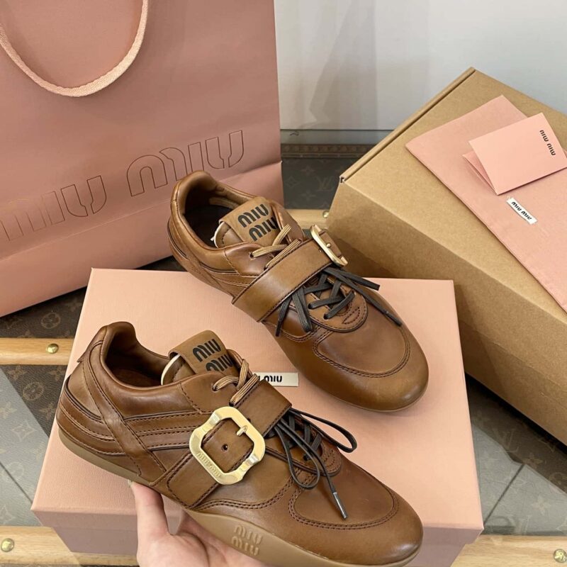 𝐌𝐢𝐮𝐌𝐢𝐮||缪缪𝟐𝟎𝟐𝟓秋冬金扣复古做旧牛皮革运动德训鞋