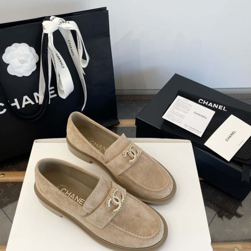 𝗖𝗛*𝗔𝗡𝗟||小香𝟐𝟎𝟐𝟓𝗔手工坊双C金色水钻扣 麂皮乐福鞋