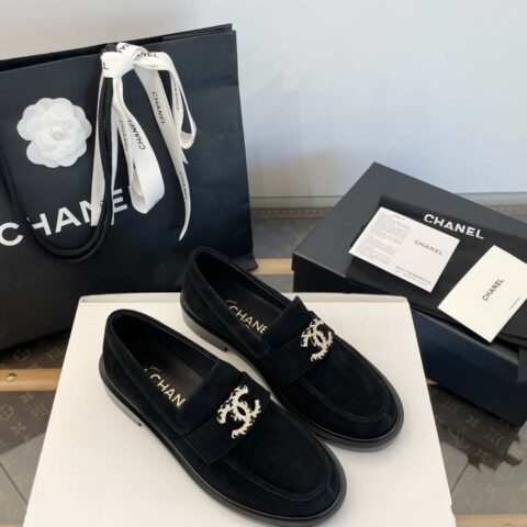 𝗖𝗛*𝗔𝗡𝗟||小香𝟐𝟎𝟐𝟓𝗔手工坊双C金色水钻扣 麂皮乐福鞋