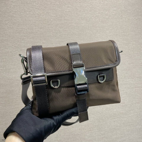 PRADA🎉新品🎉2ZT071手机包🎉🎉咖色