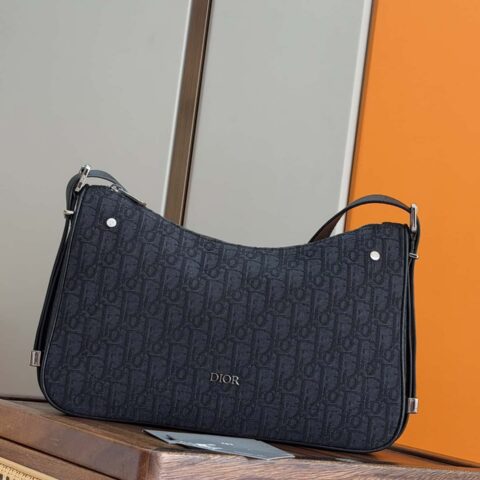 Dior Slider 拉链水饺包是二零二五冬季男装系列新品男包