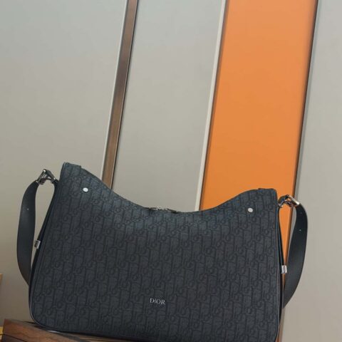Dior Slider 拉链水饺包是二零二五冬季男装系列新品男包 93945黑布