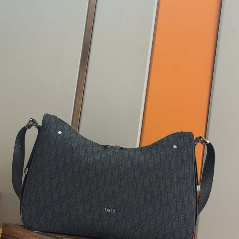 Dior Slider 拉链水饺包是二零二五冬季男装系列新品男包 93945黑布