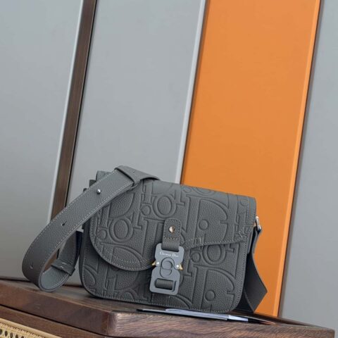 Dior 马鞍翻盖信使包 编号: 2ADCA435LLG_H00N