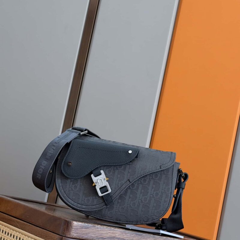 Dior 马鞍翻盖信使包 编号: 1ADPO325YKY_H04E