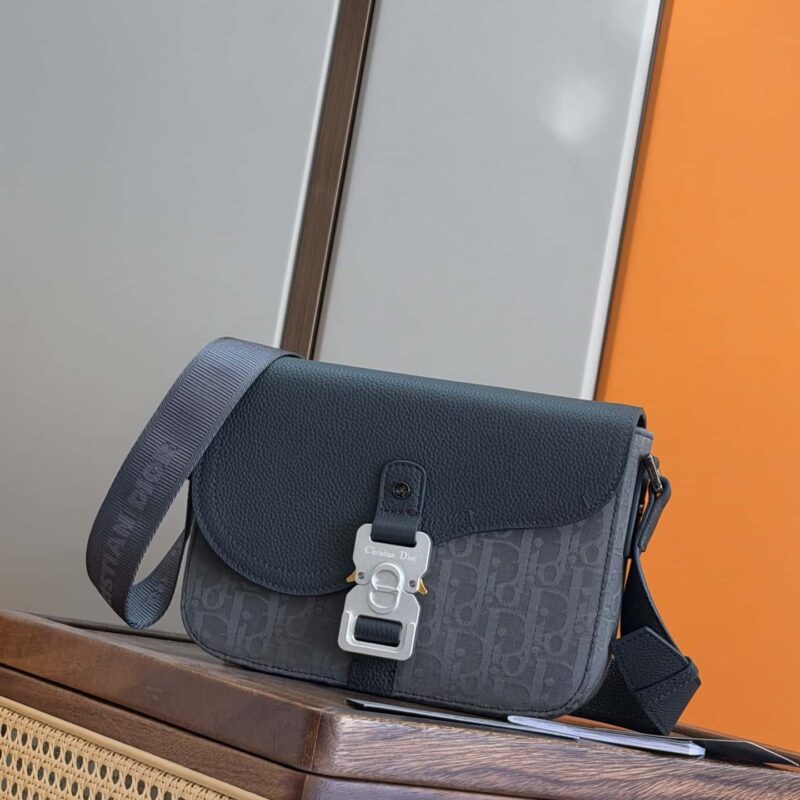 Dior 小号马鞍翻盖信使包 编号: 1ADPO049YKS_H04E