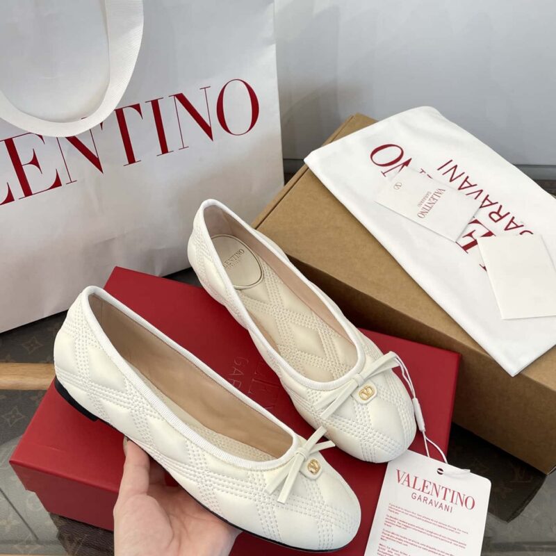 𝐕𝐚𝐥𝐞𝐧𝐭𝐢𝐧𝐨华伦天奴𝟐𝟎𝟐𝟓 𝐐𝐮𝐢𝐥𝐭𝐢𝐞 𝟔𝟕羊皮平底芭蕾鞋‼️