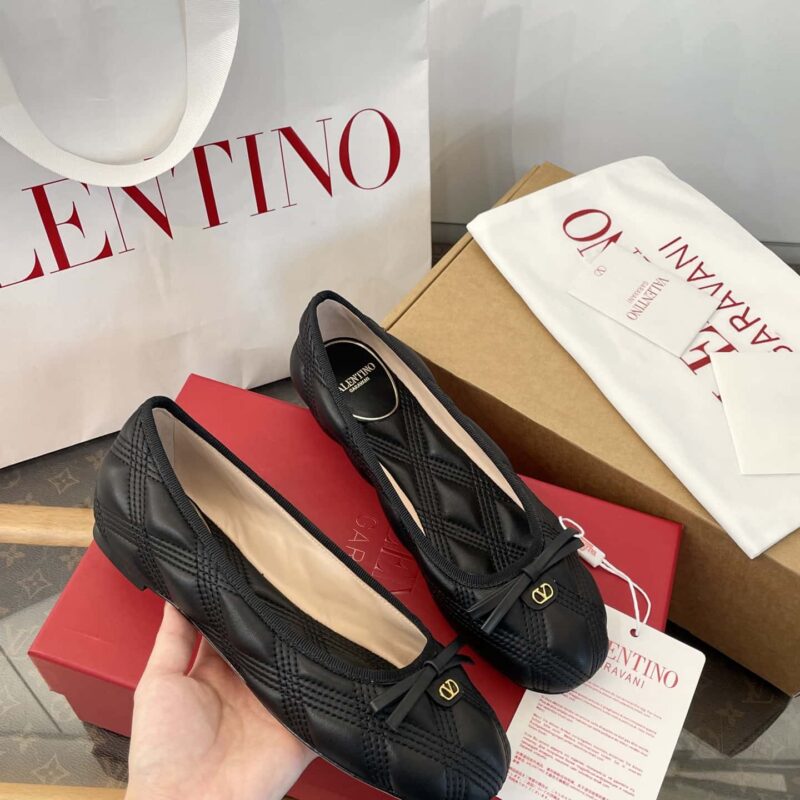 𝐕𝐚𝐥𝐞𝐧𝐭𝐢𝐧𝐨华伦天奴𝟐𝟎𝟐𝟓 𝐐𝐮𝐢𝐥𝐭𝐢𝐞 𝟔𝟕羊皮平底芭蕾鞋‼️