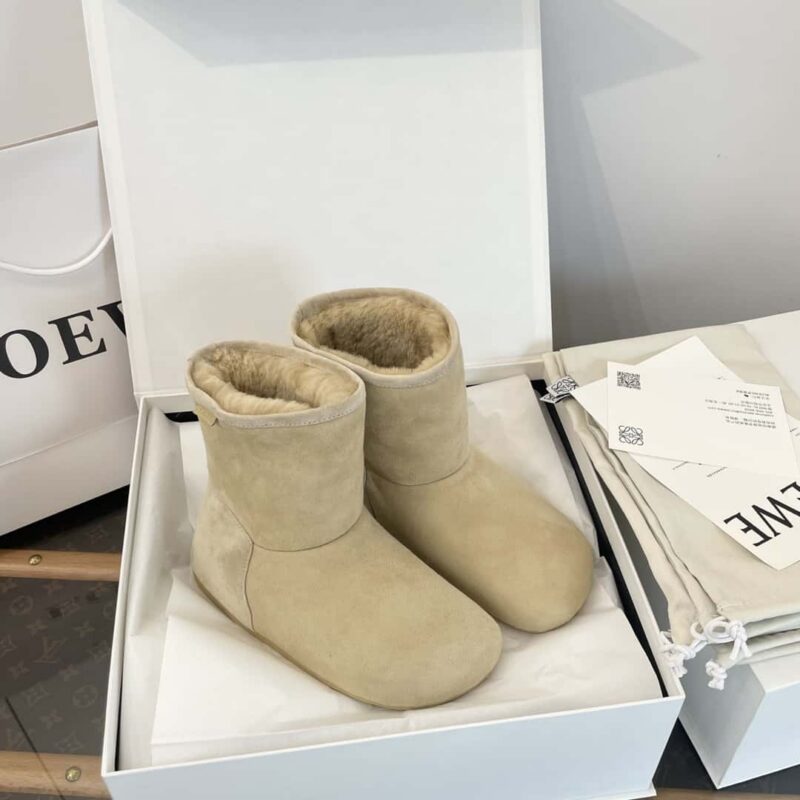 代购级 𝐋𝐨𝐞𝐰𝐞.•罗意威𝟐𝟎𝟐𝟒秋冬毛毛短靴//雪地靴‼️