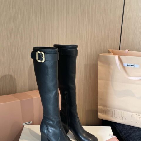 𝐌𝐢𝐮 𝐌𝐢𝐮缪缪𝟐𝟎𝟐𝟓𝐬𝐬秋冬带扣𝐍𝐚𝐩𝐩𝐚羊皮粗跟弹力长靴‼️