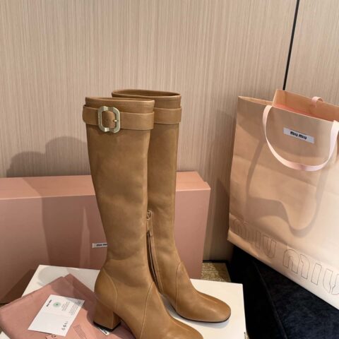 𝐌𝐢𝐮 𝐌𝐢𝐮缪缪𝟐𝟎𝟐𝟓𝐬𝐬秋冬带扣𝐍𝐚𝐩𝐩𝐚羊皮粗跟弹力长靴‼️