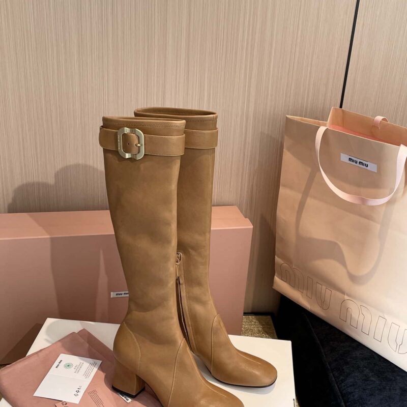 𝐌𝐢𝐮 𝐌𝐢𝐮缪缪𝟐𝟎𝟐𝟓𝐬𝐬秋冬带扣𝐍𝐚𝐩𝐩𝐚羊皮粗跟弹力长靴‼️