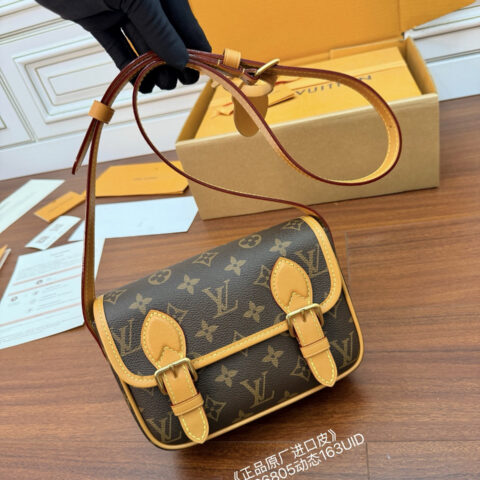 LV M26805 Satchel Wearable Wallet