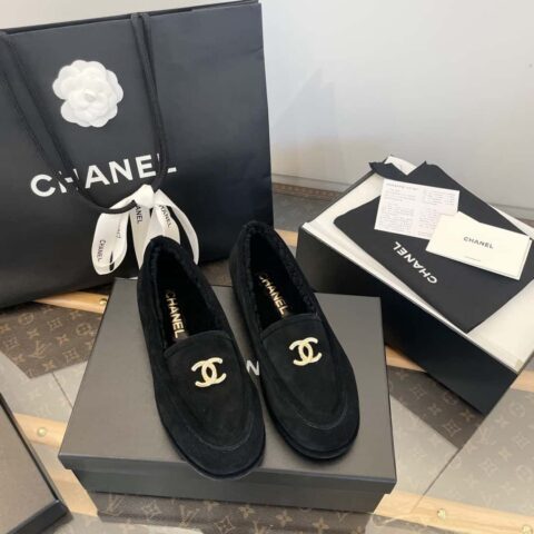 𝗖𝗛*𝗔𝗡𝗟||小香𝟐𝟎𝟐𝟒𝐊秋冬麂皮双C 𝐥𝐨𝐠𝐨毛毛里乐福鞋‼️