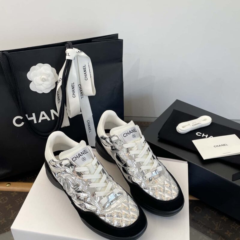 𝗖𝗛*𝗔𝗡𝗟|| 小香𝟐𝟎𝟐𝟓𝗡滑雪系列镜面亮银色菱格纹足球鞋‼️