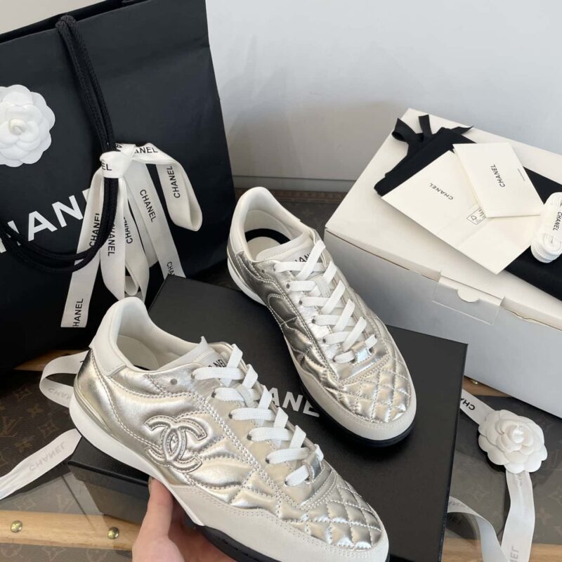 𝗖𝗛*𝗔𝗡𝗟|| 小香𝟐𝟎𝟐𝟓𝐬𝐬香槟金色 菱格纹双C 𝐥𝐨𝐠𝐨足球鞋‼️