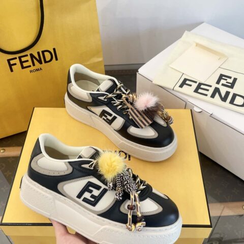 𝐅𝐄𝐍*𝐃𝐈||𝟐𝟎𝟐𝟓芬迪𝐌𝐚𝐭𝐡系列黑白🐼皮革挂饰厚底板鞋‼️